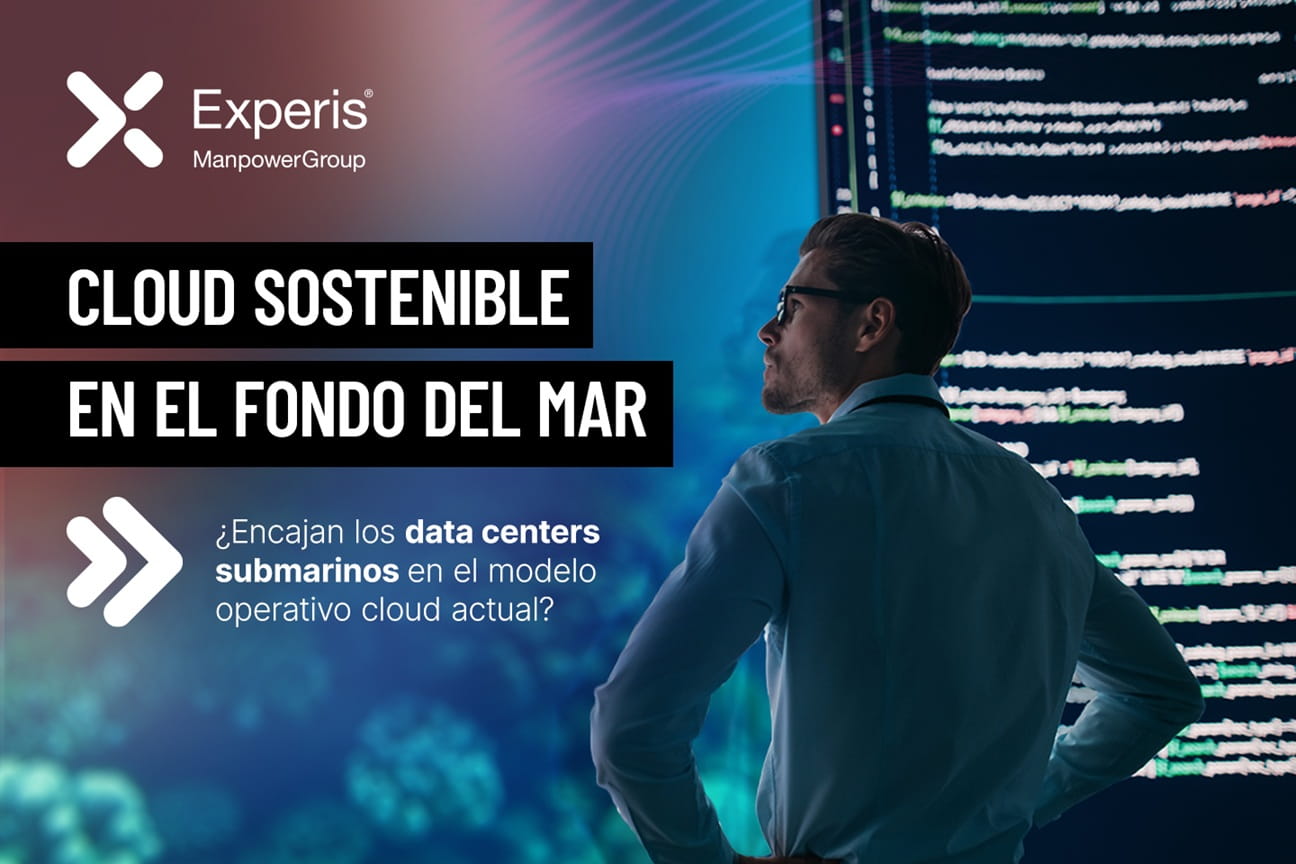 Hombre mirando una pantalla grande con código de programación