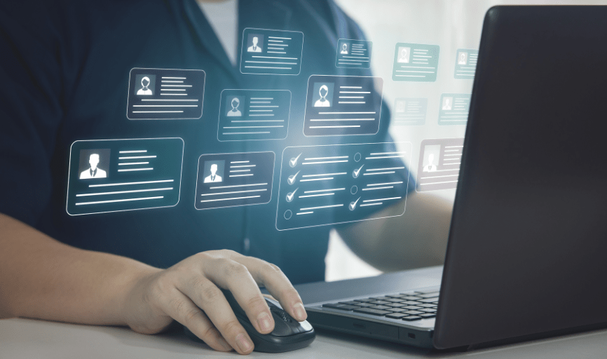 Persona con un ordenador portátil y ratón