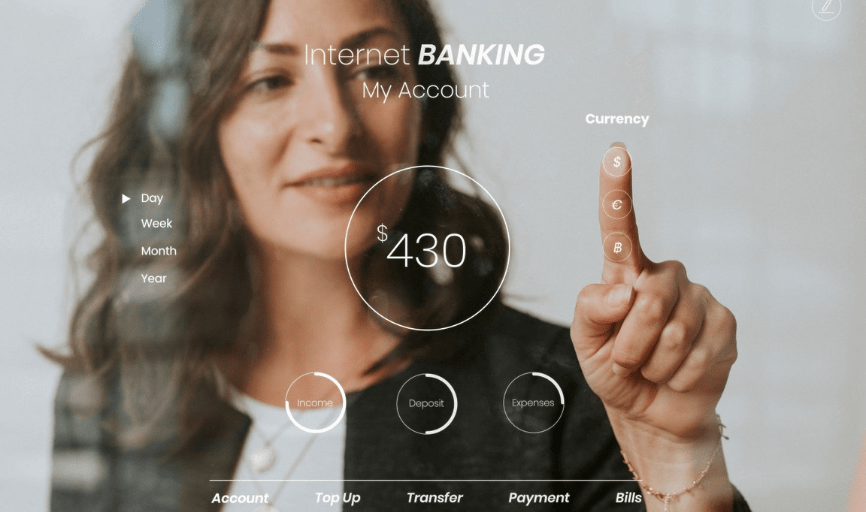 Mujer tocando una pantalla digital