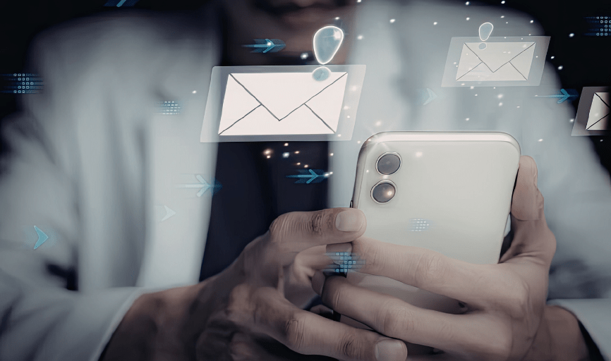 Trabajador recibiendo correos electrónicos a su móvil