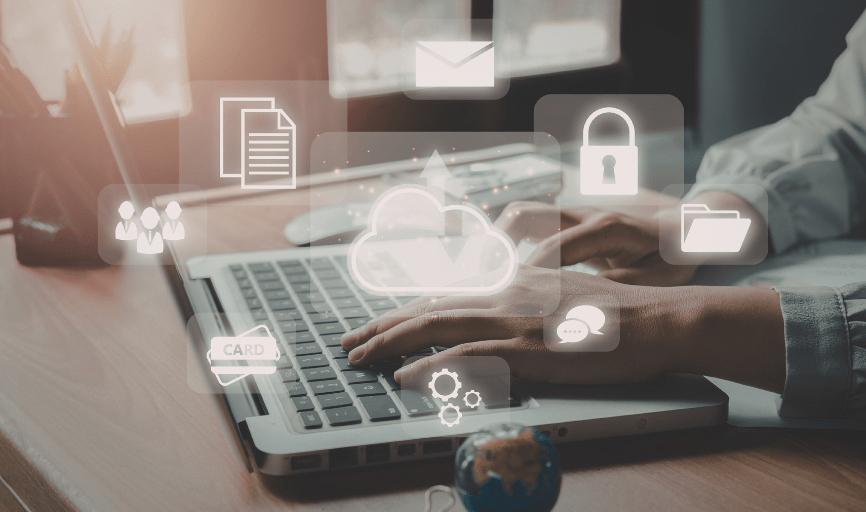 Persona escribiendo en un ordenador portátil