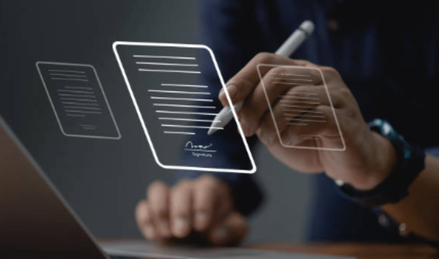 Hombre realizando una firma digital en un documento