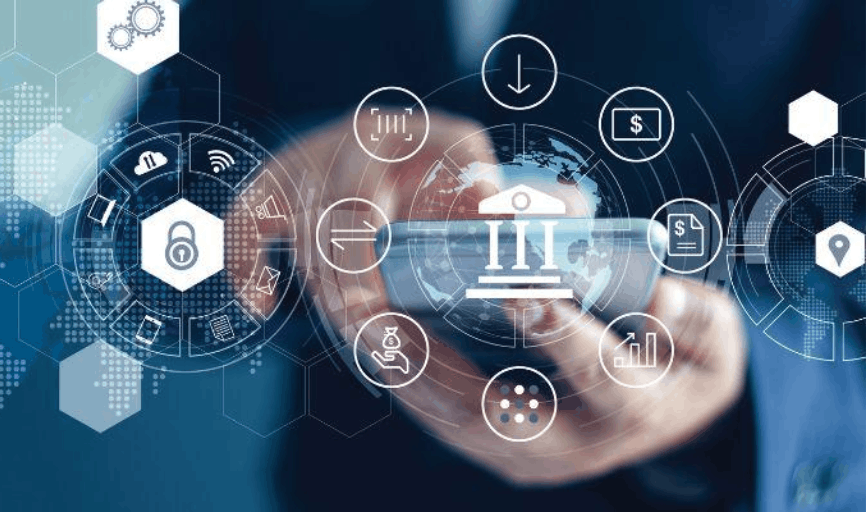 Persona gestionando en su móvil su banca online