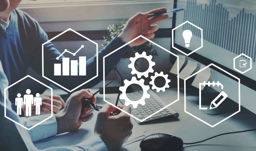 Dos trabajadores analizando datos digitales