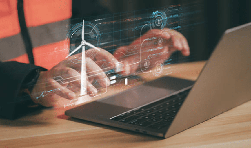 Manos escribiendo en un portátil