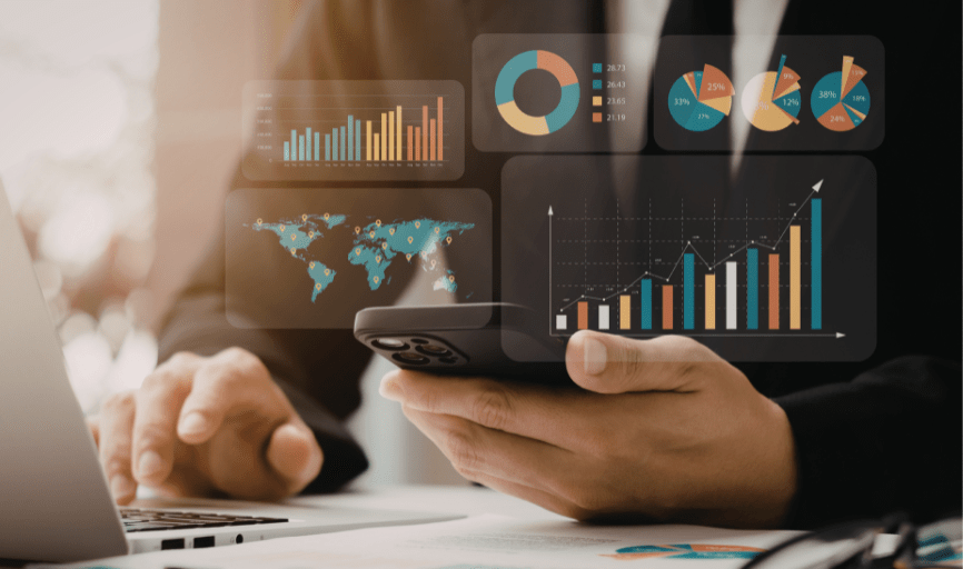 Trabajador analizando datos digitales desde su móvil y portátil