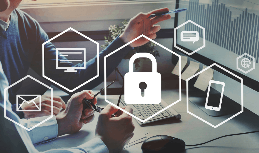 Dos personas analizando datos