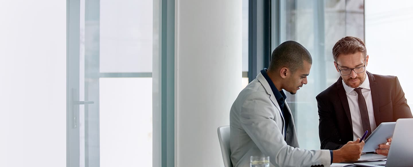 dos personas felices firmando un contrato de trabajo