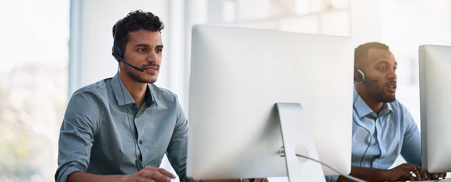 trabajadores formando y desarrollando talento