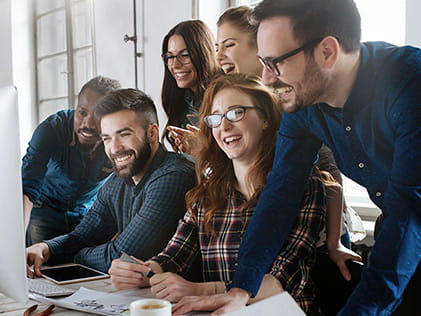equipo de trabajadores felices en sus puestos de trabajo