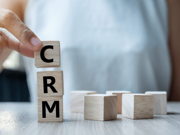 Bloques de manera alineados con las letras CRM